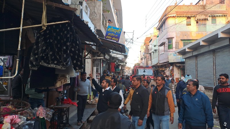 After removing the encroachment, a large fire brigade was taken out from the main road of Badi Bajaria.