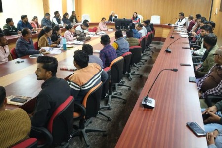 कलेक्टर रजनी सिंह ने निर्देशित किया है कि प्रगतिरत समस्त योजनाओं के कार्य शासन द्वारा निर्धारित की गई समय सीमा में पूर्ण कराया जाए। मैकेनिकल संकाय के 5 ग्रामों में ठेकेदार के द्वारा कार्य न करने के कारण ठेकेदार को तत्काल अनुबंध निरस्त कर पुन: निविदा आमंत्रण करने की कार्रवाई की जाए