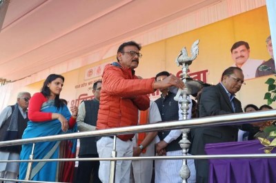 गुरुवार से स्टेडियम मैदान में राज्य स्तरीय श्रमिक खेलकूद प्रतियोगिता धूमधाम से शुरू हुई। कार्यक्रम का शुभारंभ नगर पालिका अध्यक्ष नीरज दुबे, मंडल कल्याण आयुक्त बसंत कुर्रे, कलेक्टर रजनी सिंह व अन्य अतिथियों ने दीप प्रज्जवलन कर किया।