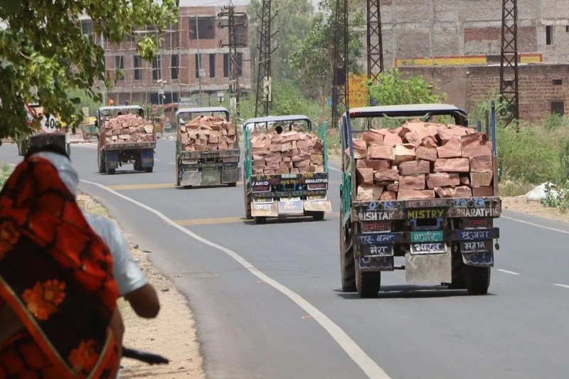 खनिज परिवहन में लगे वाहनों का होगा पंजीयन, जीपीएस डिवाइस अनिवार्य Vehicles engaged in mineral transportation will be registered, GPS devices will be mandatory.