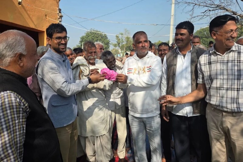 विद्यालय में कमरा निर्माण को ग्रामीणों ने सीईओ को दान किए 2 लाख रुपए Villagers donated Rs 2 lakh to the CEO for construction of a room in the school