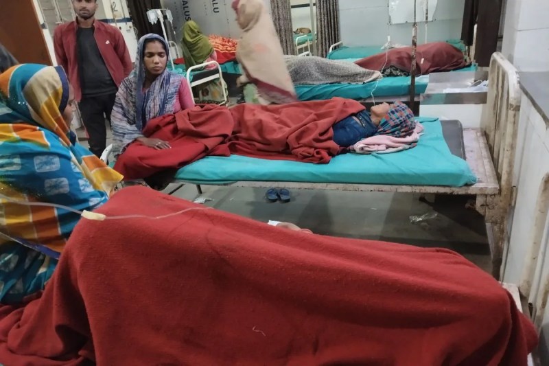 खेत में पानी देने को लेकर महिलाओं को दौड़ा-दौड़ा कर पीटा Women were chased and beaten for watering the fields