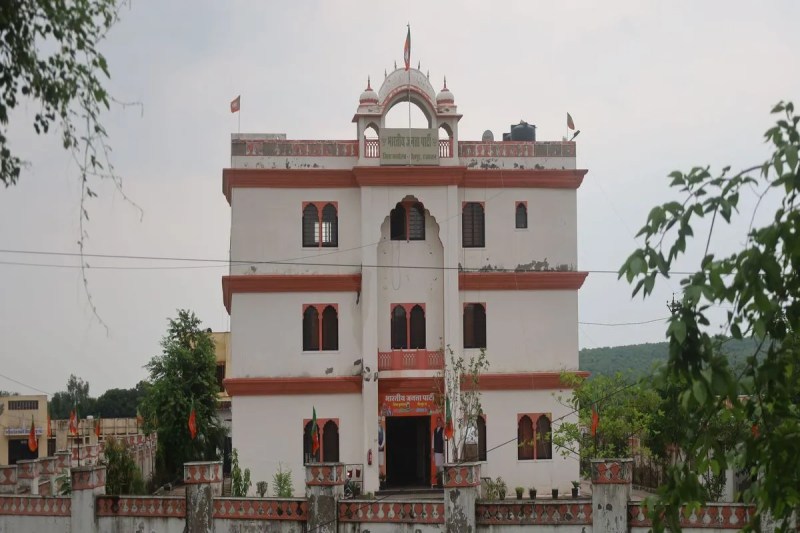 भाजपा कार्यालय में भिड़े कार्यकर्ता, जिलाध्यक्ष बोले- ऑल इज बैल Workers clashed in the BJP office, the district president said – all is bull