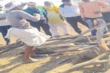 दबंगों ने फेंकी लकडिय़ां, नहीं होने दिया दाह-संस्कार The bullies threw wood and did not allow the cremation to take place