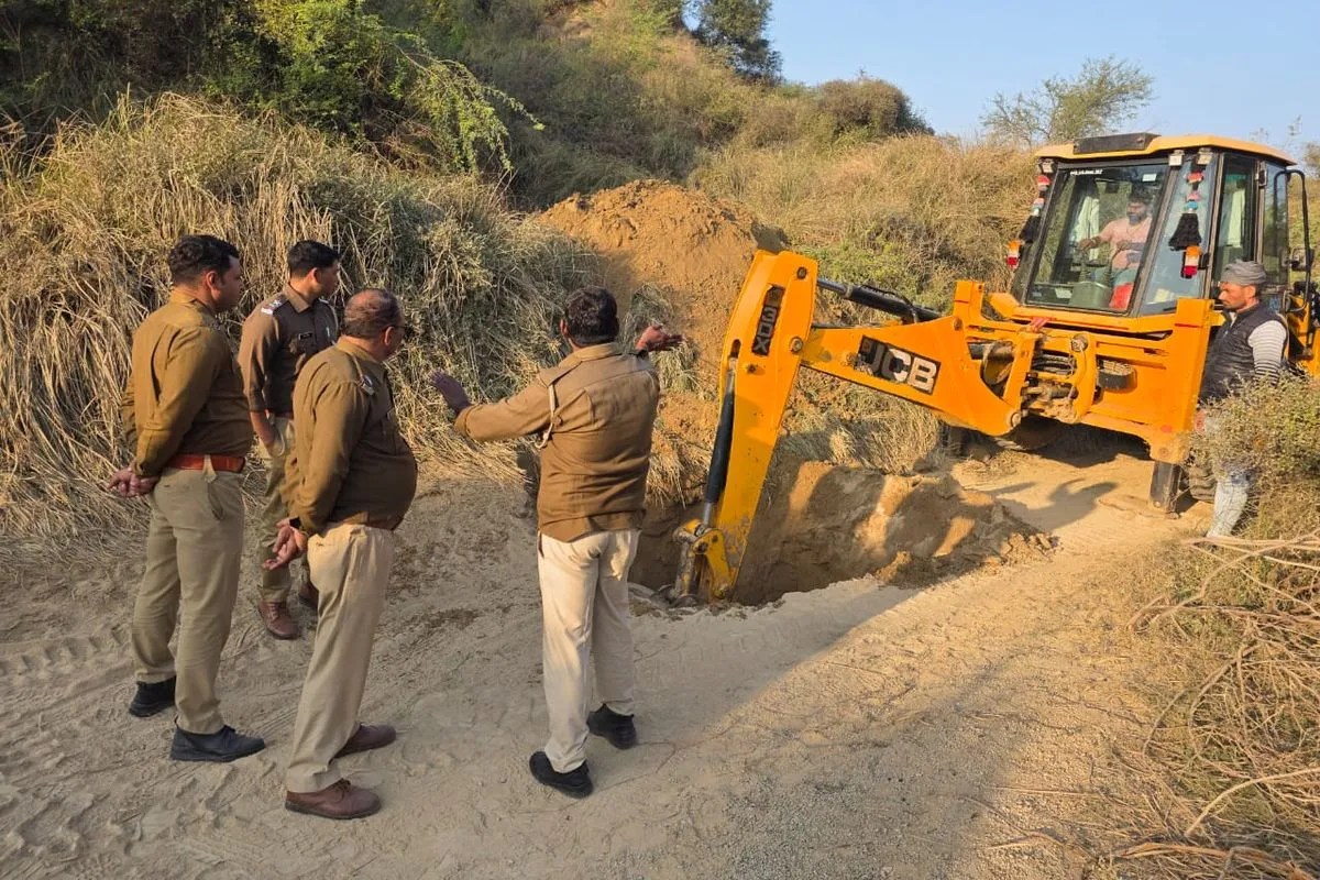 अब सर्द रात में बजरी के पीछे दौड़ रही पुलिस, नकेल कसने की तैयारी Now the police are chasing gravel on cold nights, preparing to tighten the noose