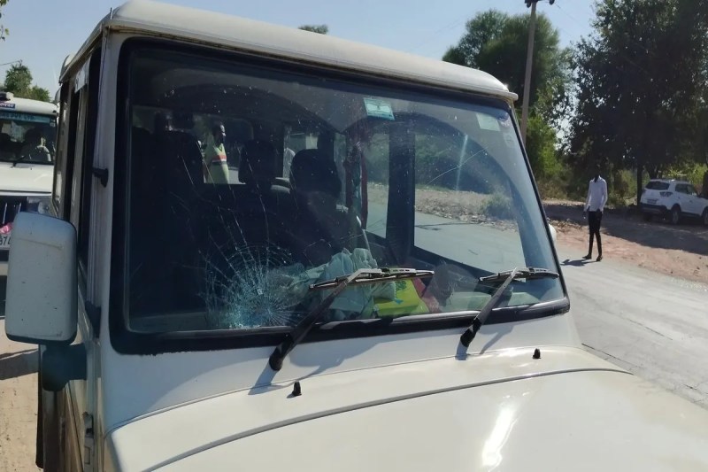 रॉयल्टी फ्लाइंग की गाड़ी पर खनन माफियाओं ने किया हमला Royalty Flying vehicle attacked by mining mafia