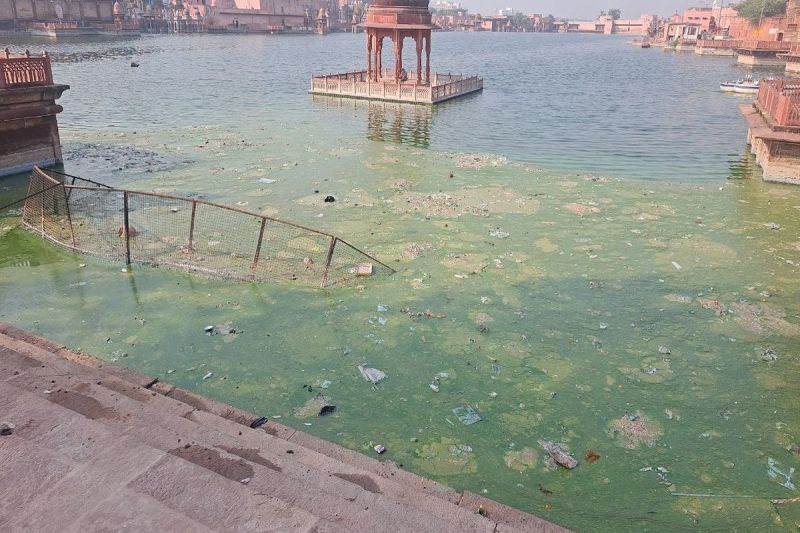 मचकुंड सरोवर के घाटों पर दुर्गंध से पर्यटक परेशान