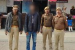 पकड़े गए आरोपों के साथ पुलिस टीम