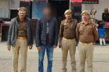पकड़े गए आरोपों के साथ पुलिस टीम