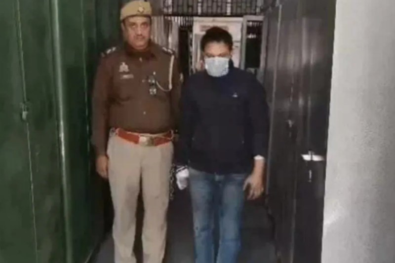 पकड़े गए आरोपों के साथ पुलिस फोटो सोर्स पुलिस ट्विटर अकाउंट