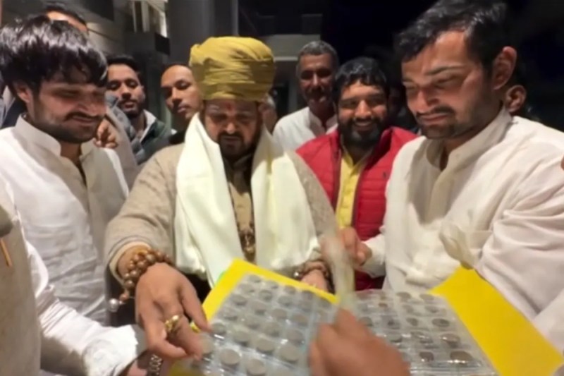 बृजभूषण सिंह को गिफ्ट देते गांव के लोग फोटो सोर्स फेसबुक अकाउंट के वीडियो का स्क्रीनशॉट