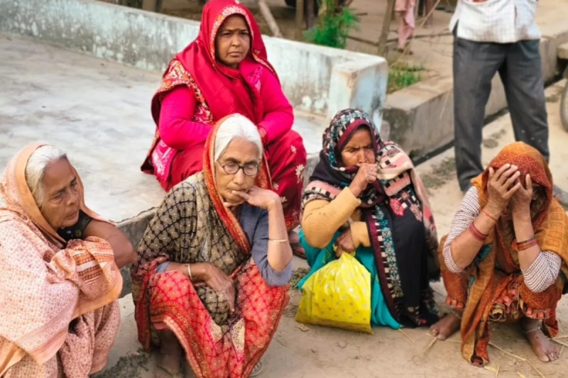 घटना के बाद पहुंची गांव की महिलाएं फोटो सोर्स पत्रिका