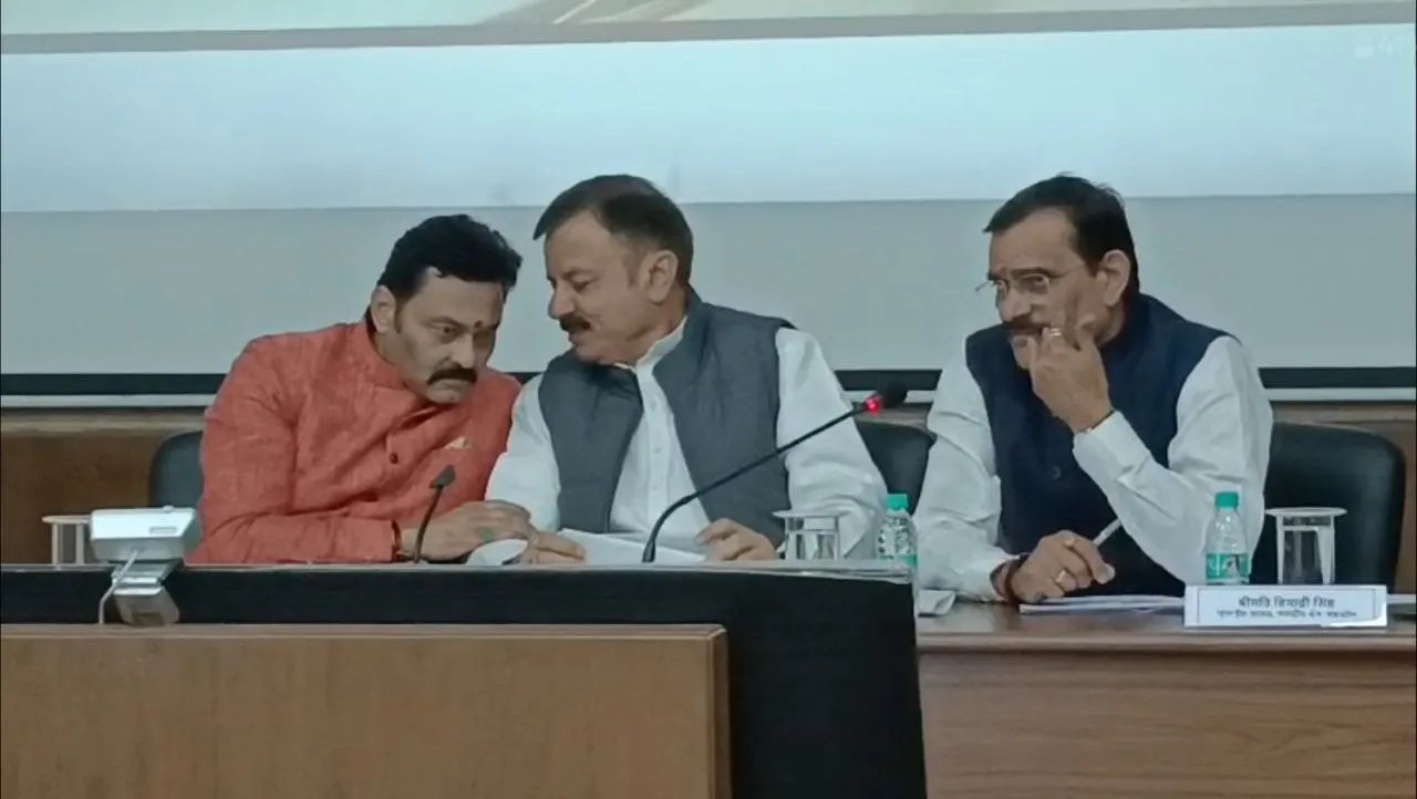 सरकार की दो वर्ष की उपलब्धियां गिनाने कर रहे थे पत्रकारवार्ता, विधायक संजय पाठक पर लगे है आदिवासियों को मोहरा बनाकर जमीन खरीदने के आरोप