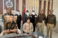 पकड़े गए आरोपी प्रेस वार्ता करते एसपी फोटो सोर्स पुलिस ट्विटर अकाउंट