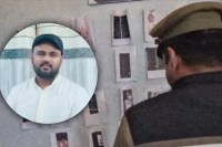 मृतक की फाइल फोटो दीवारों पर सबूत जांच करती पुलिस सोर्स पत्रिका