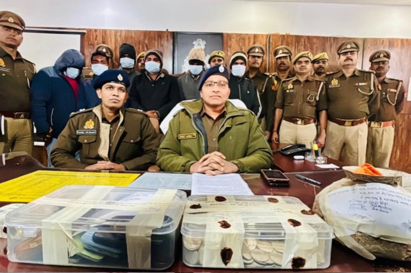 प्रेस वार्ता करते एसपी पकड़े गए आरोपी फोटो सोर्स विभाग