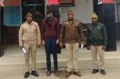 गिरफ्तार आरोपी बाबू साथ में पुलिस टीम फोटो सोर्स विभाग