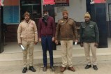 गिरफ्तार आरोपी बाबू साथ में पुलिस टीम फोटो सोर्स विभाग