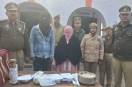 पकड़ी गई आरोपी के साथ पुलिस टीम फोटो सोर्स पुलिस ट्विटर अकाउंट
