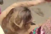 प्रेमिका को पीटती पत्नी फोटो सोर्स वायरल वीडियो का स्क्रीनशॉट