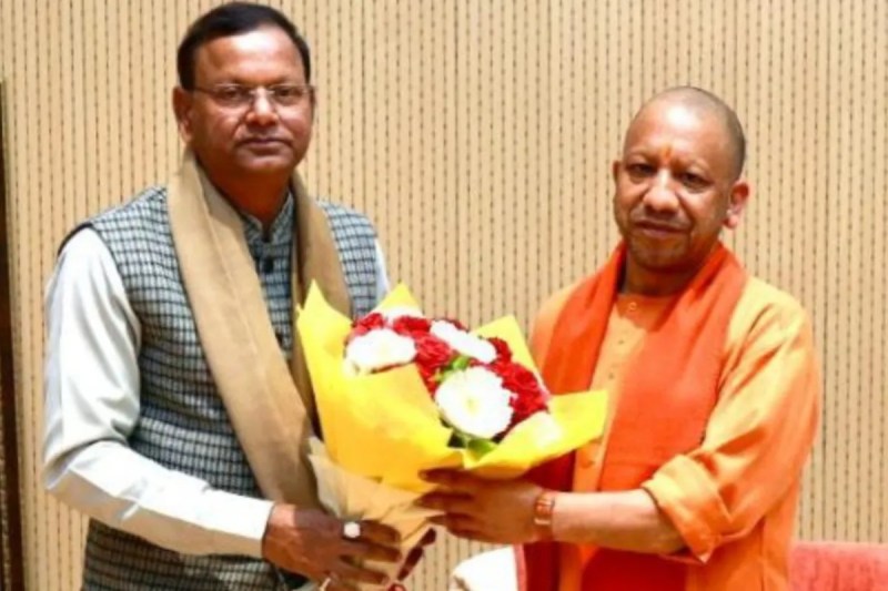 मुख्यमंत्री योगी आदित्यनाथ से मुलाकात करते पंकज चौधरी फोटो सोर्स @mppchaudhary X account