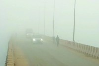 सुबह 7.30 बजे घने कोहरे के आगोश में श्योपुर शहर के बंजारा डैम का ओवरब्रिज