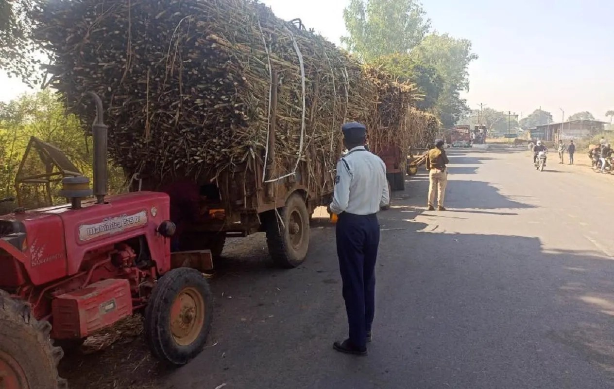 पुलिस का एक्शन: 65 ट्रैक्टर-ट्रॉलियों पर चला चाबुक, सड़कों पर लगा जाम!