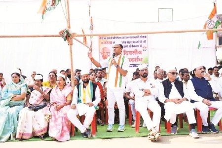 मनरेगा का नाम बदलने पर धरने पर बैठे कांग्रेसी (photo source- Patrika)