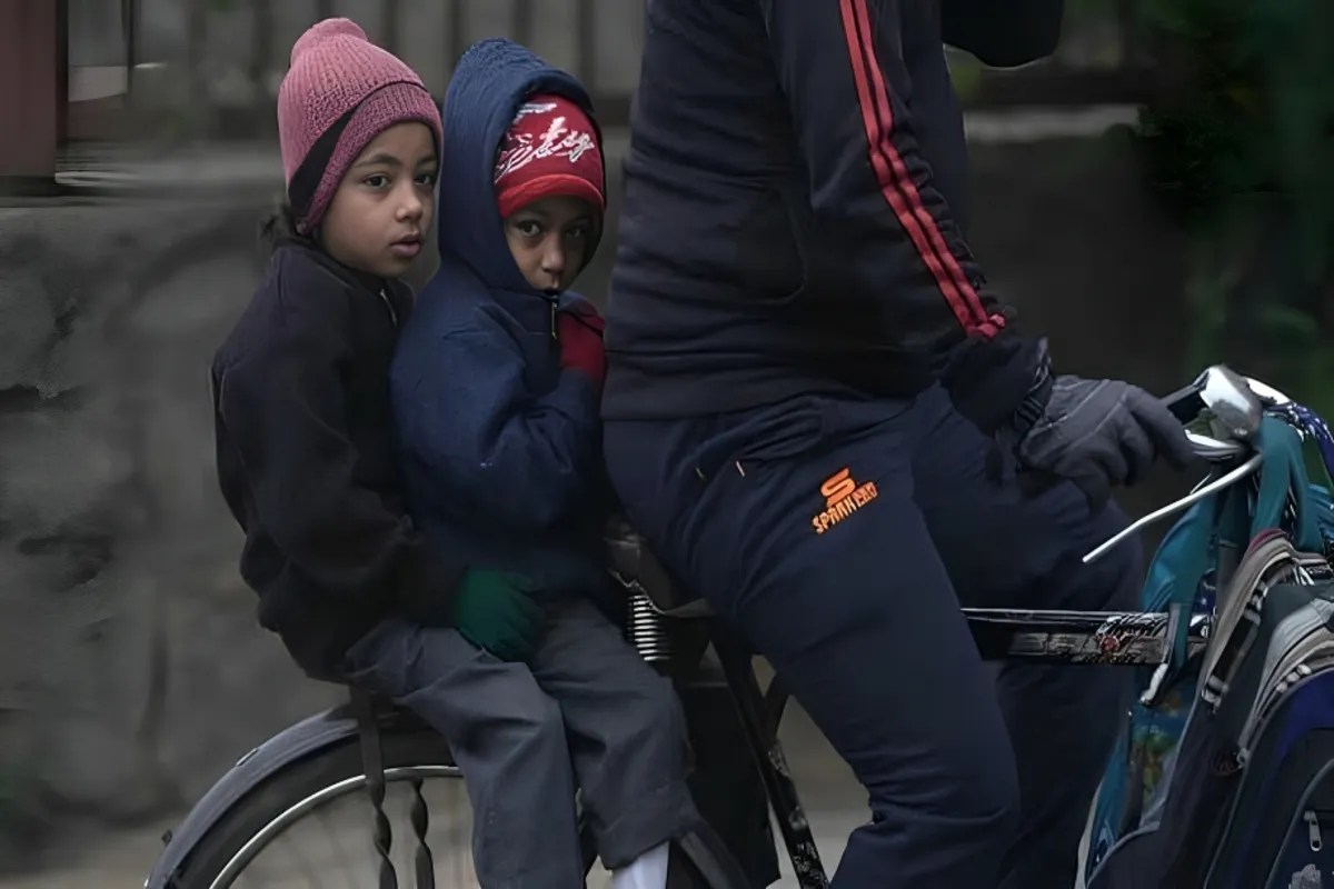 Uttar Pradesh: Cold wave and dense fog grip UP, schools closed in several districts