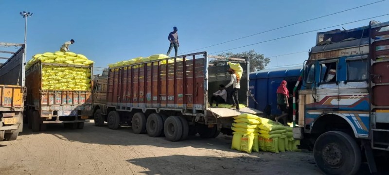 जिले में किसानों के बीच यूरिया की बेतहाशा बनी मांग की पूर्ति करने में प्रशासन नाकाम साबित हो रहा है।