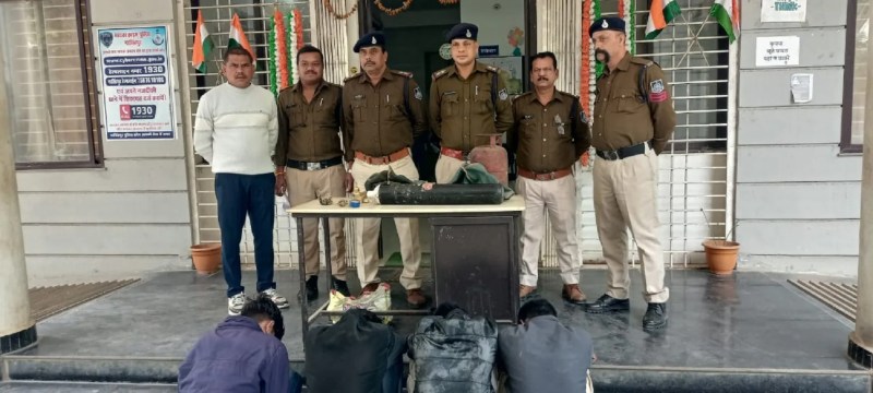करेली की एक सराफा दुकान में चोरी का प्रयास करने के मामले में पुलिस ने चार आरोपियों को पकड़ा है।