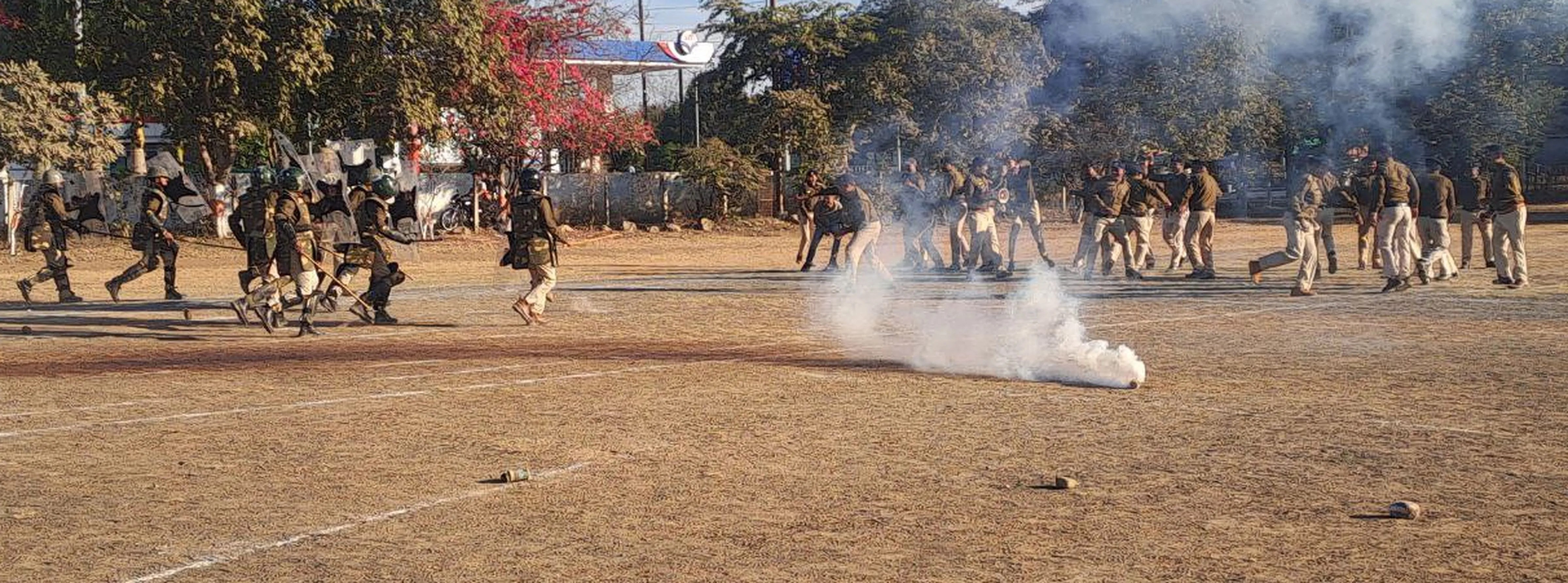 बलवा ड्रिल की रिहर्सल में पुलिसकर्मियों के निकले आंसू, पथराव के साथ छोड़े आंसू गैस के गोले