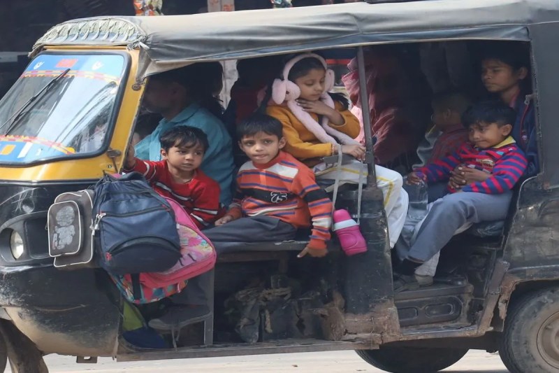 कंडम वाहनों में ढूंस-ढूंस कर बच्चों को ले जाया जा रहा स्कूल, संचालक नहीं कर गाइड लाइन का पालन Children are being crammed into dilapidated vehicles and transported to school, with operators failing to follow guidelines