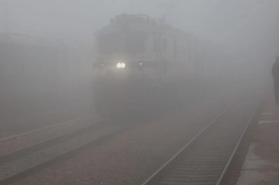 कोहरे की मार...गाडिय़ा चार से पांच घंटे लेट और यात्री लाचार Fog hits...trains delayed by four to five hours and passengers helpless