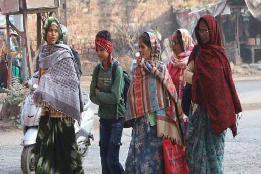 रात का पारा लुढक़ा, हवा ने बढ़ाई सर्दी Night temperatures plummeted, winds increased the cold.