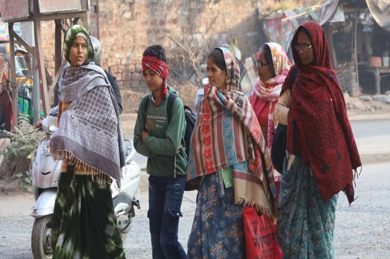 रात का पारा लुढक़ा, हवा ने बढ़ाई सर्दी Night temperatures plummeted, winds increased the cold.