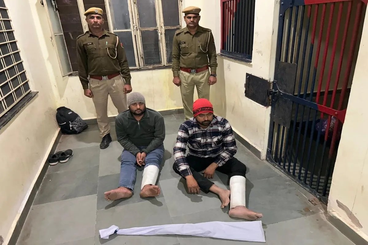 फायरिंग कर फरार हुए दो इनामी बदमाश आगरा से गिरफ्तार