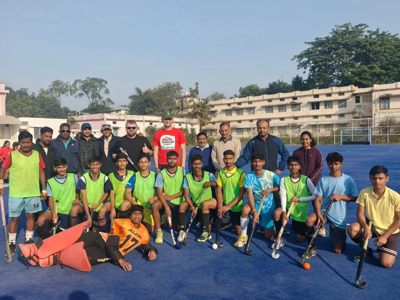 बहन की स्मृति में खिलाडिय़ों को भेंट की स्टिक और किट