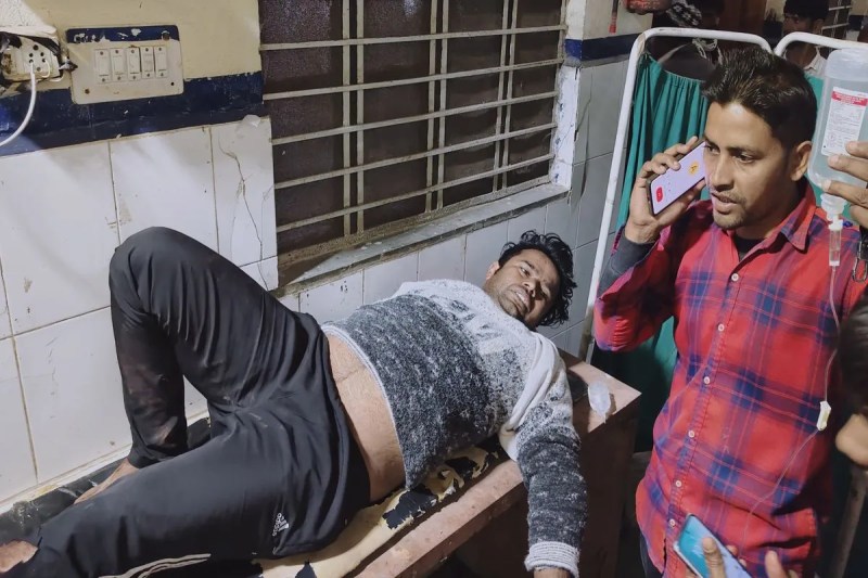 जमीन विवाद को लेकर दो पक्षों में पथराव और फायरिंग Stone pelting and firing between two sides over land dispute