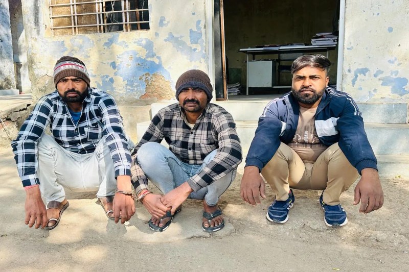 धमकी और पुलिस पर हमले के मामले में तीन गिरफ्तार Three arrested for threatening and attacking police