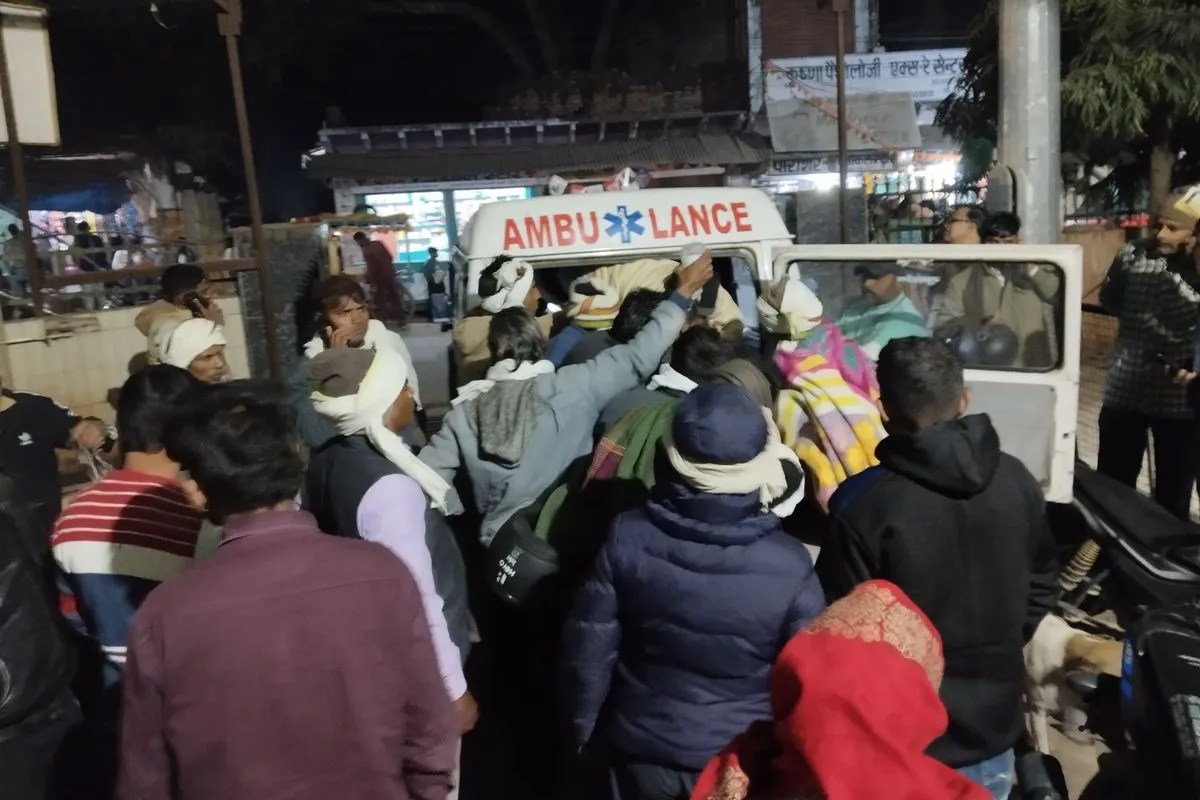 भात भरने जा रहे बाइक सवारों को बजरी के ट्रैक्टर ने मारी टक्कर Bike riders going to fill rice were hit by a gravel tractor