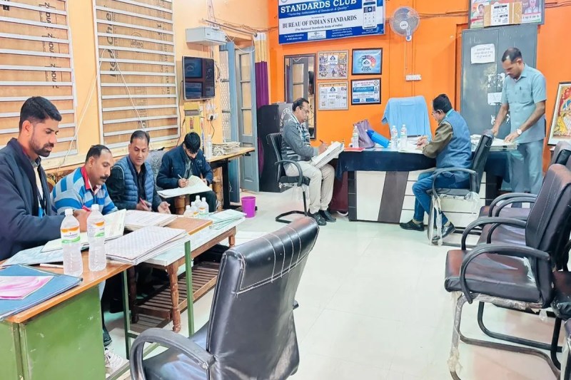 विजिलेंस टीम की आकस्मिक जांच, सीटों से लापता मिले 50 फीसदी अधिकारी और 317 कार्मिक Surprise check by Vigilance team, 50% officers and 317 personnel found missing from their seats