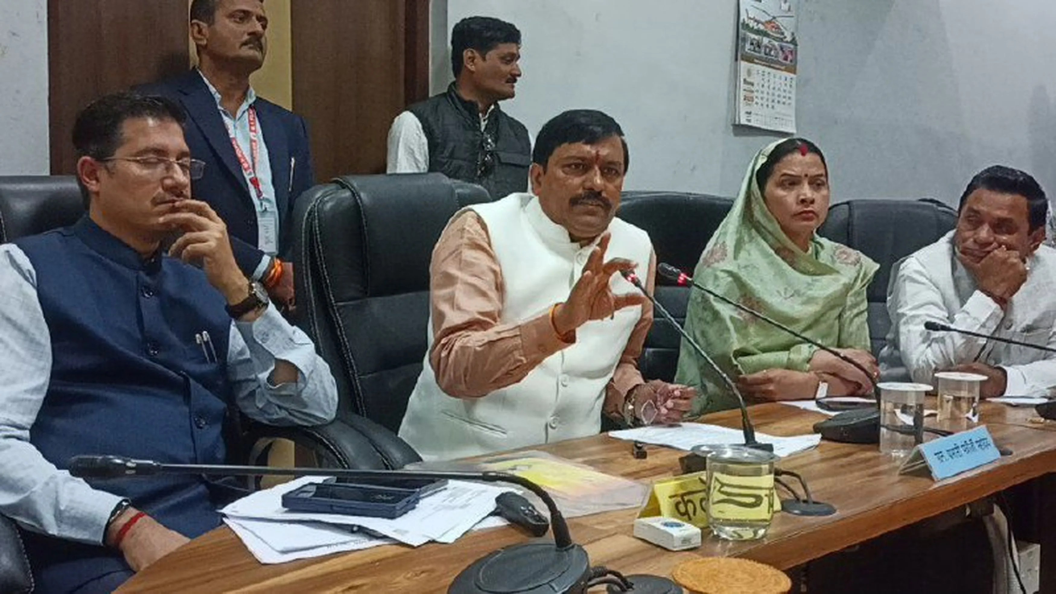 विधायकों ने खंडवा-मूंदी मार्ग को लेकर अफसरों को घेरा, मंत्री बोले, अभी गड्ढे भरे जाएंगे जल्द होगा निर्माण