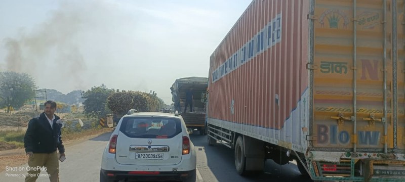 रविवार को करेली के पास हाइवे पर सुबह के वक्त वाहनों की आवाजाही प्रभावित रही।