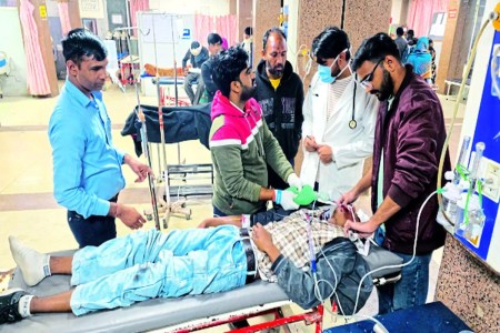 देर रात: अज्ञात वाहन की टक्कर से युवक की मौत, एक घायल