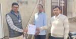 हनुमानगढ़: पशुपालक को बीमा प्रपत्र सौंपती विभगीय टीम।