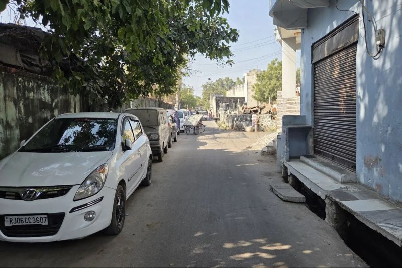 The market wall has become a source of trouble, and pedestrians are demanding a guarantee of safety!