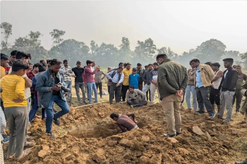 पत्नी की शिकायत से खुला रहस्य, कब्र से निकाला गया युवक का शव, पोस्टमार्टम के लिए भेजा गया (फोटो सोर्स : Police Media Cell )