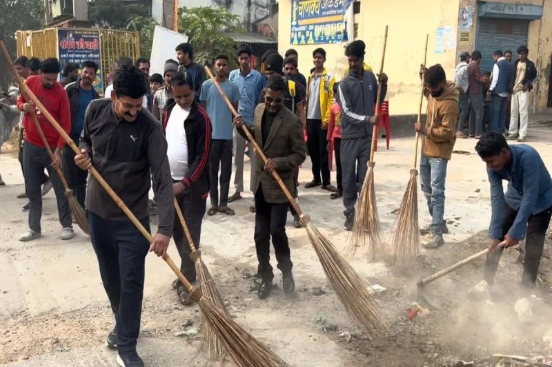 छत्रपुरा चौराहे को श्रमदान कर चमकाया