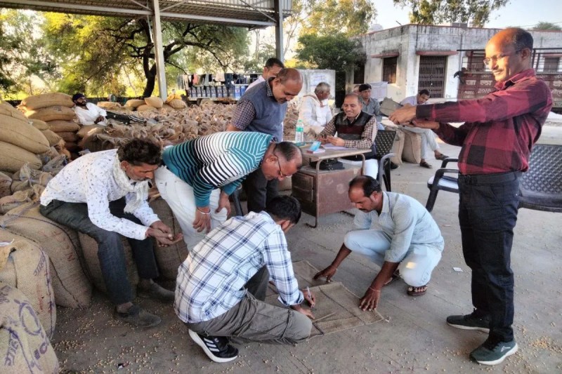 खरीद केन्द्र पर खाली बारदाने का नाप करने पर चार सेमी कम मिला